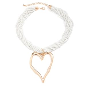 Collier multi-rangs en perles blanches avec un grand pendentif cœur doré évidé