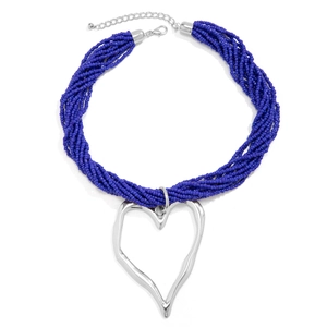 Détail de perles bleu foncé multicouches avec un pendentif en forme de cœur argenté évidé