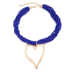 Détail du collier de perles bleu roi à plusieurs rangs avec pendentif cœur doré
