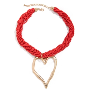 Collier multi-rangs en perles rouges avec un pendentif cœur doré au style bohème