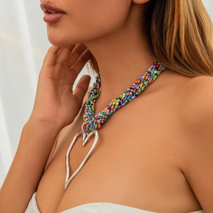 Détail d'un collier multicouche de perles colorées avec un grand pendentif cœur argenté