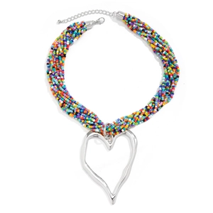 Gros plan d'un collier de perles colorées à plusieurs rangs avec pendentif cœur argent