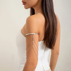 Bracciale da braccio multistrato argento con nappe e perle bianche su cerchio in metallo