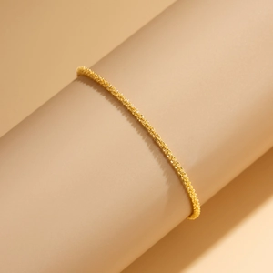 Elegante conjunto de tobilleras doradas con textura brillante para lucir en la playa