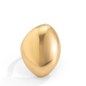 Détail d'une bague goutte d'eau dorée avec une surface irrégulière polie