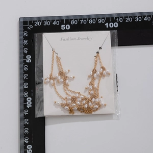 Mesure détaillée du collier à plusieurs rangs doré avec perles blanches et échelle