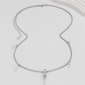 Detalle de cadena para el cuerpo plateada con brillantes strass y perlas elegantes