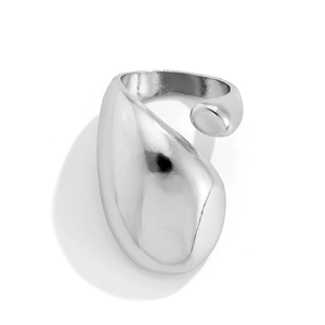 Bague en métal lave liquide argenté poli avec dôme goutte d'eau lisse sur fond blanc