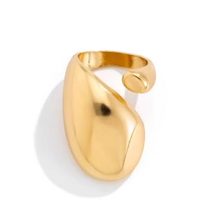 Vue détaillée bague goutte d'eau dorée effet lave avec surface miroir polie brillante