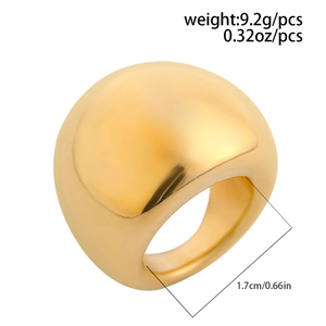 Détail d'une bague dôme dorée avec un diamètre de 1,7 cm et une surface en métal poli
