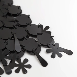 Detalle macro de elementos geométricos negros y anillas para cadena corporal cyberpunk