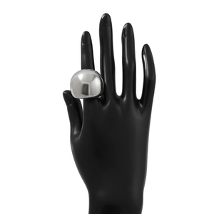 Bague dôme argentée polie avec finition miroir brillante sur une sphère métallique