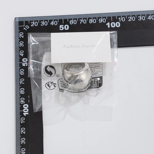 Détail de la bague dôme argentée polie avec règle de mesure montrant les dimensions