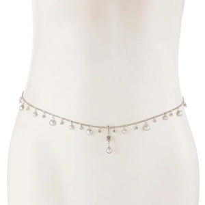 Detalle de cadena de cuerpo plateada con perlas y strass brillantes en la cintura