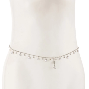 Detalle de cadena de cuerpo plateada con perlas blancas y colgantes de strass brillante