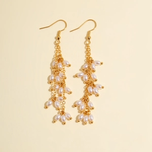 Élégantes boucles d'oreilles pendantes dorées à franges avec grappes de perles blanches