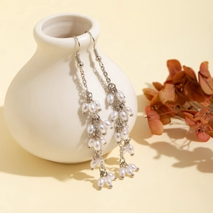 Boucles d'oreilles longues à franges avec perles blanches et chaînes en argent