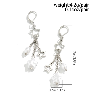 Détail des boucles d'oreilles étoile à pompons avec dimensions 7cm x 1,2cm et poids 4,2g