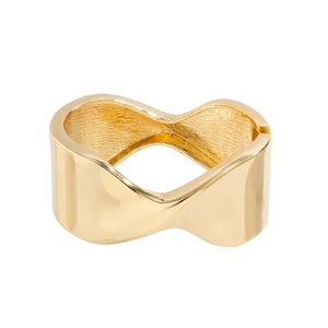 Dettaglio del bracciale rigido dorato a onde con finitura lucida e interno opaco