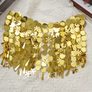 Detalle de cadena corporal de lujo con lentejuelas doradas y colgantes de flores y gotas