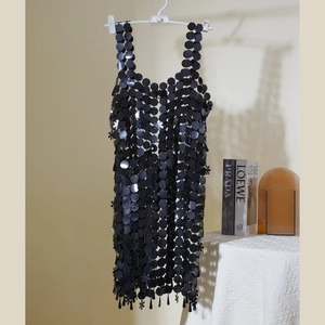 Detalle del vestido de cadena corporal con lentejuelas negras y enlaces metálicos