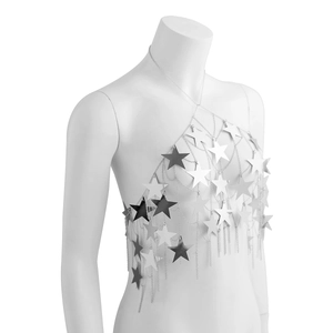 Dettaglio della catena per il corpo argentata con paillettes a stella e maglie fini