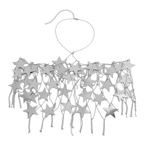 Dettaglio catena corpo con paillettes a stella d'argento e frange per feste