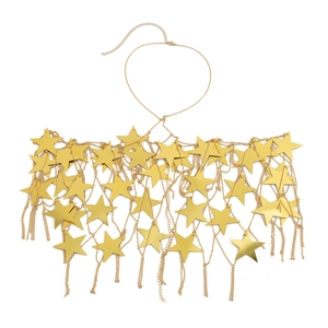 Dettaglio catena corpo dorata con paillettes a stella e frange in metallo lucido