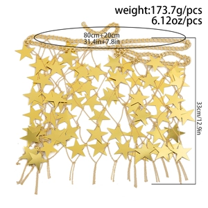 Dettaglio macro di paillettes dorate a forma di stella cava con frange sul corpo