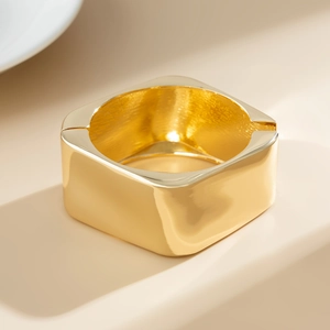 Bracciale rigido quadrato largo minimalista con finitura dorata lucida e design geometrico