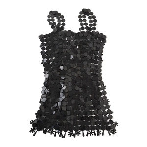 Detalle de vestido corto body chain negro con lentejuelas con discos redondos y de flores