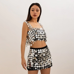 Ensemble de fête cyberpunk sexy avec haut licou et mini-jupe à paillettes argent