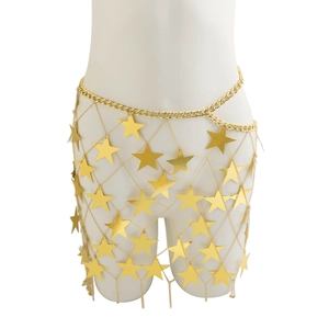 Dettaglio della catena corpo dorata con paillettes a stella e trama in maglia metallica