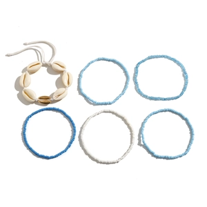 Detail van 6-delige boho-taillekettingset met zeester, schelpen en blauwe kralen