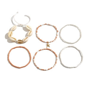 Detail van 6-delige boho armbandenset met zeester- en schelphangers voor dames