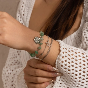Mehrlagiges Boho-Armband-Set mit grünen Natursteinen und Vintage-Sternanhängern