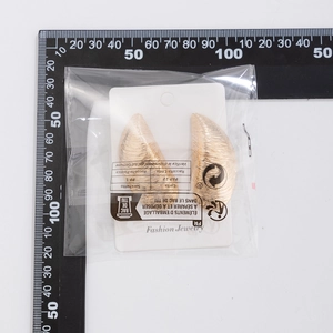Detalle de pendientes de pétalos dorados irregulares con textura de metal cepillado fino