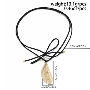 Vista detallada del colgante de gota metálica a rayas con collar de cordón negro de 120 cm