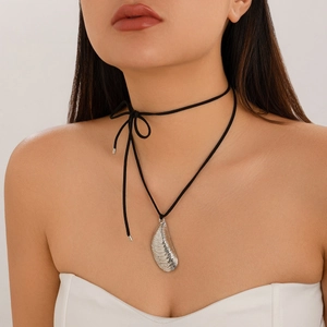 Collar choker con colgante de concha plateada y doble cordón negro con lazo