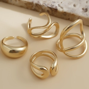 Makro-Detail minimalistischer goldener Lava-Ringe mit abstraktem, hohlem Design