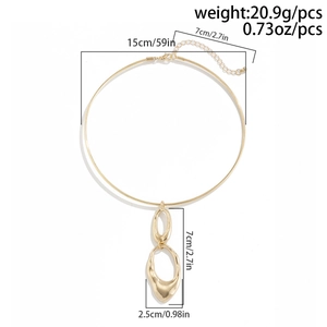 Detailansicht eines goldfarbenen Metall-Chokers mit gewellten ovalen Anhängern