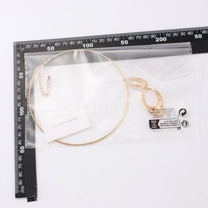 Vergoldete Choker-Halskette mit ovalen Anhängern und verstellbarer Verlängerungskette