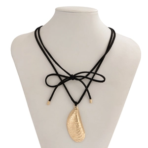 Gargantilla minimalista de gamuza negra con colgante de concha marina dorada