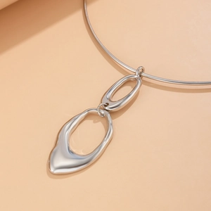 Detail der silbernen Choker-Halskette mit flüssigen, unregelmäßigen Oval-Anhängern
