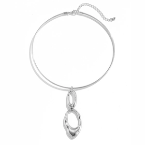 Detailansicht silbernes Choker-Halsband mit Doppelanhänger und verstellbarer Verlängerung