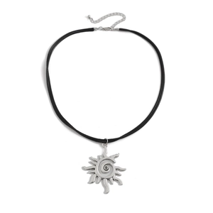 Collar con colgante de sol plateado y cordón negro trenzado para estilo playero de verano
