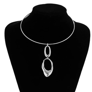 Polierter silberner Metall-Choker mit unregelmäßigen ovalen Anhängern auf schwarzem Display