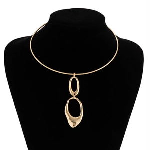 Detailansicht eines goldenen Chokers mit unregelmäßigen Doppelring-Anhängern aus Metall