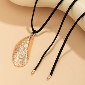 Collar minimalista con colgante de gota dorada rayada y cordón de ante negro suave