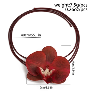 Details zur roten Orchideen-Halskette: Länge 140 cm und Blütengröße von 9 cm